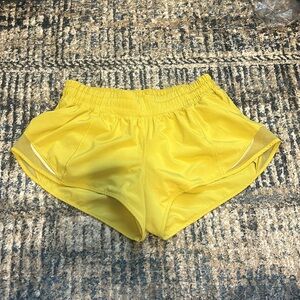 lululemon hotty hot shorts 2.5 in size 6